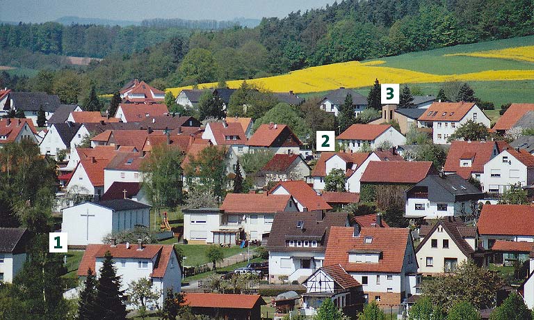 Das mittlere Dorf mit drei kirchlichen Gebäuden: 1 – Neuapostolische Kirche, 2 – Landeskirchliches, 3 – Gemeinschaftshaus und  Evangelische Kirche	, Foto: Karlheinz Otto