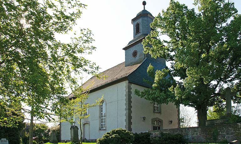 Die Peterskirche im Bad Hersfelder Stadtteil Petersberg, Foto: Winfried Wagner/ekwdesign