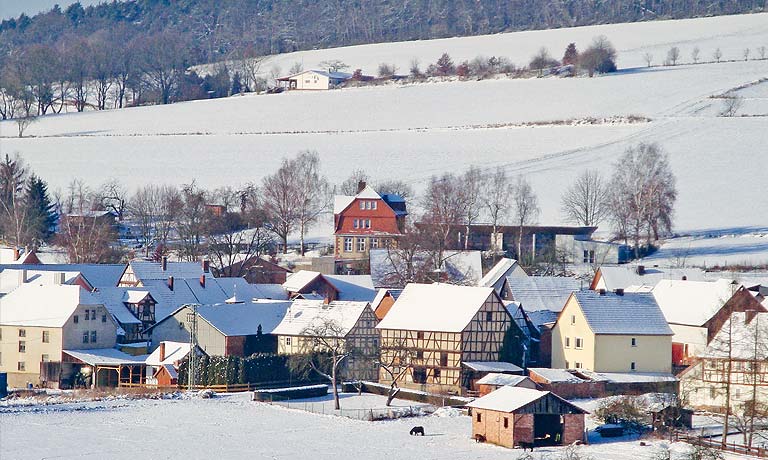 Bauernhöfe, ehemalige Schule mit Solztalhalle. Am Hang des Gellenberges das Schützenhaus. Bei Schnee kann man den Schießstand gut erkennen, Foto: Karlheinz Otto